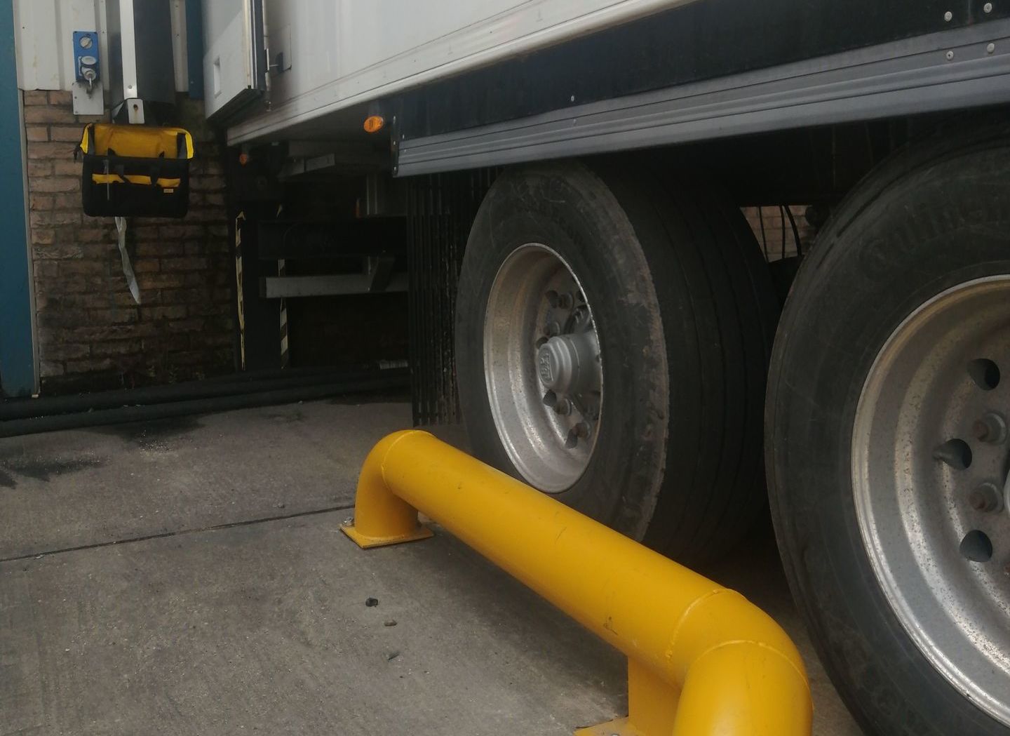 Wheel guides and buffers for lorries unloading at docking bays